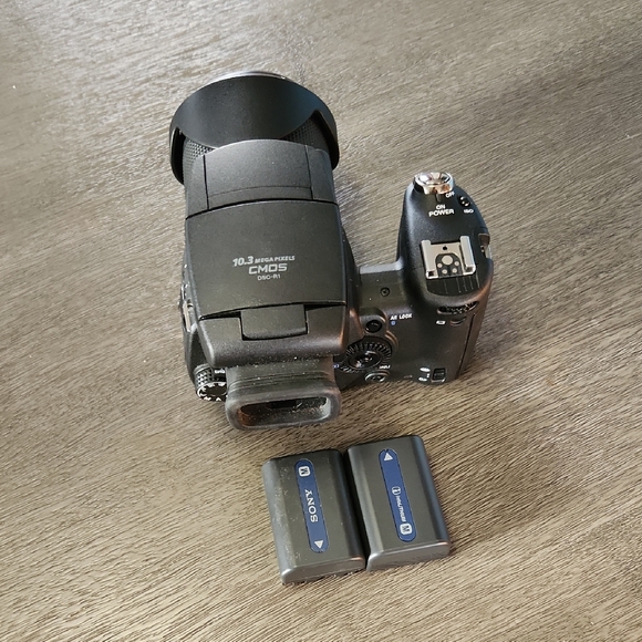 Sony Cyber Shot DSC-R1 10.3 Megapixel Aps C Cmos Sensor
